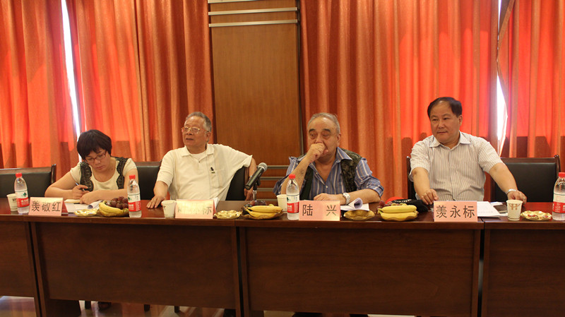 專家組與我公司領導在公司會議室交流